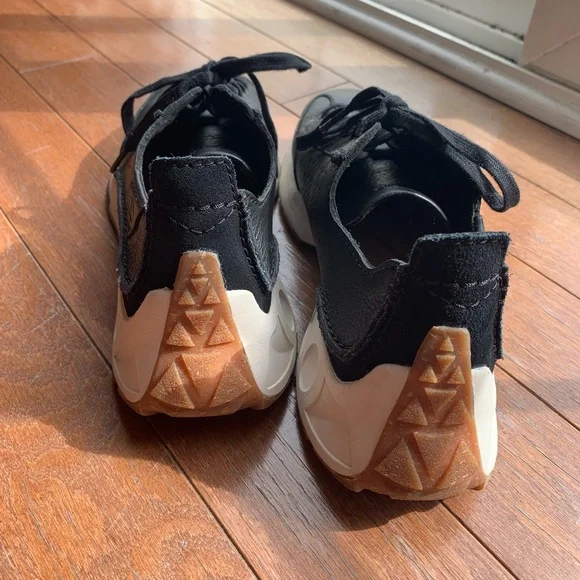 Clark’s Sneakers Women’s Size 10 - Picture 3 of 5